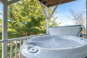 Outdoor spa tub - Family-Friendly Home near Top Attractions (Blowing Rock)