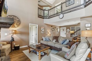 Een smart-tv, een open haard en een dvd-speler