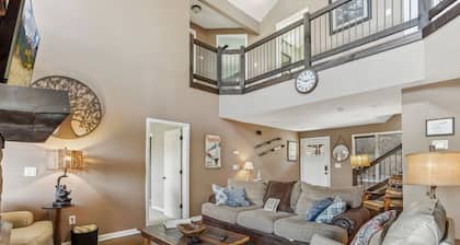 4BR, poreallas, biljardipöytä, näkymät, 2 King Suites, App Ski Mtn, pöytäkirja Boone, Blowing Rock