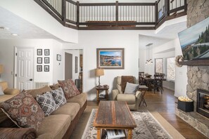 Smart TV, fireplace, DVD player - Family-Friendly Home near Top Attractions (Blowing Rock)