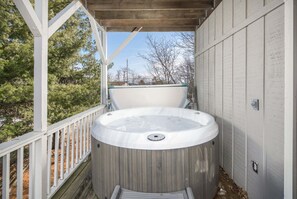 Outdoor spa tub - Family-Friendly Home near Top Attractions (Blowing Rock)