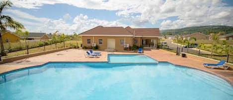 Utomhuspool och solstolar