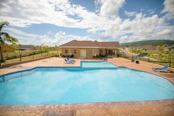 Outdoor pool, pool loungers - Cherry Croft Nook (Ocho Rios)
