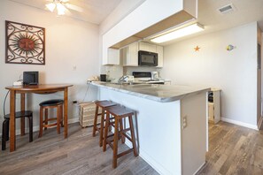 Refrigerador, microondas, horno y lavavajillas 