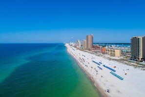 On the beach - FREE Wifi ~ Balcony on the Beach~ Full Kitchen ~ Hotel Suite (Gulf Shores)