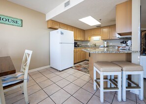 Kjøleskap, mikrobølgeovn, ovn og oppvaskmaskin