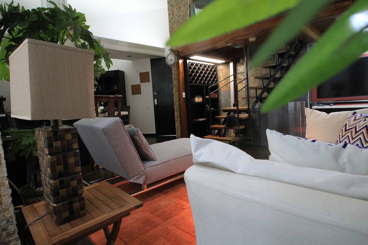 Departamento Confort, 2 habitaciones, 2 baños, vista al jardín | Televisión de pantalla plana