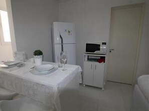 Apartamento standard, 1 quarto | Área de estar | TV