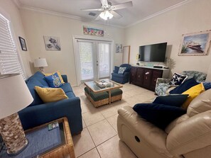 TV, DVD-spiller, bøker og filmbibliotek