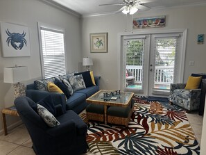 TV, DVD player, books, video library - Casa Caribe Beautiful tropical 2 bedroom sleeps 6 (Key West)