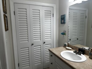 Kombinert dusj/badekar, hårføner og håndklær