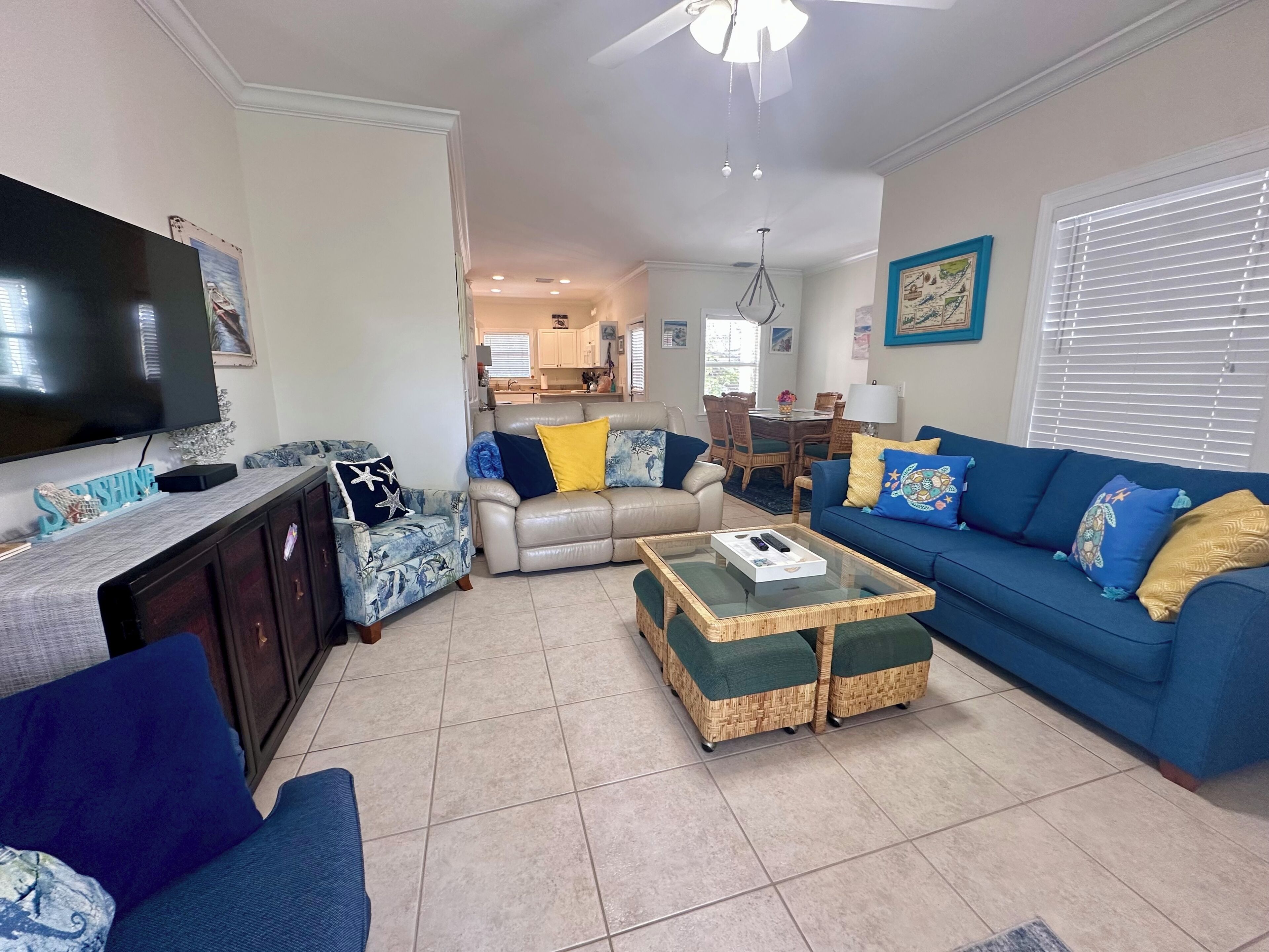 Living room/dining room. Queen sleeper sofa. Smart tv plus cable.
Games under TV