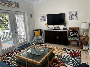 TV, DVD player, books, video library - Casa Caribe Beautiful tropical 2 bedroom sleeps 6  (Key West)