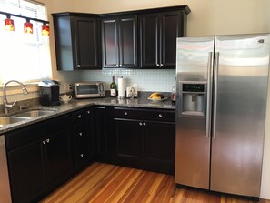 Kjøleskap, mikrobølgeovn, ovn og kokeplater