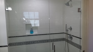 Duschwanne, Haartrockner, Handtücher, Toilettenpapier