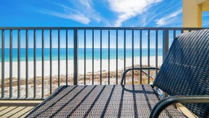 Un balcón con vista a la playa y al océano.