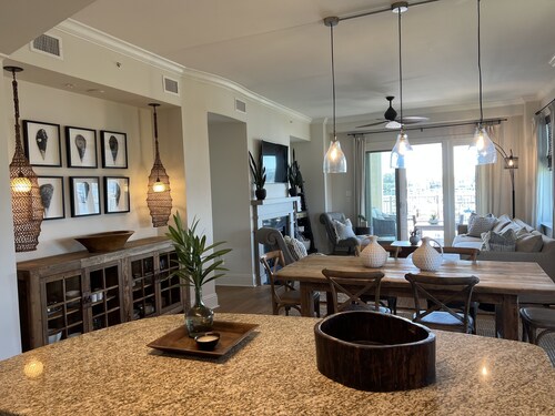 Breath taking water views with huge lani 