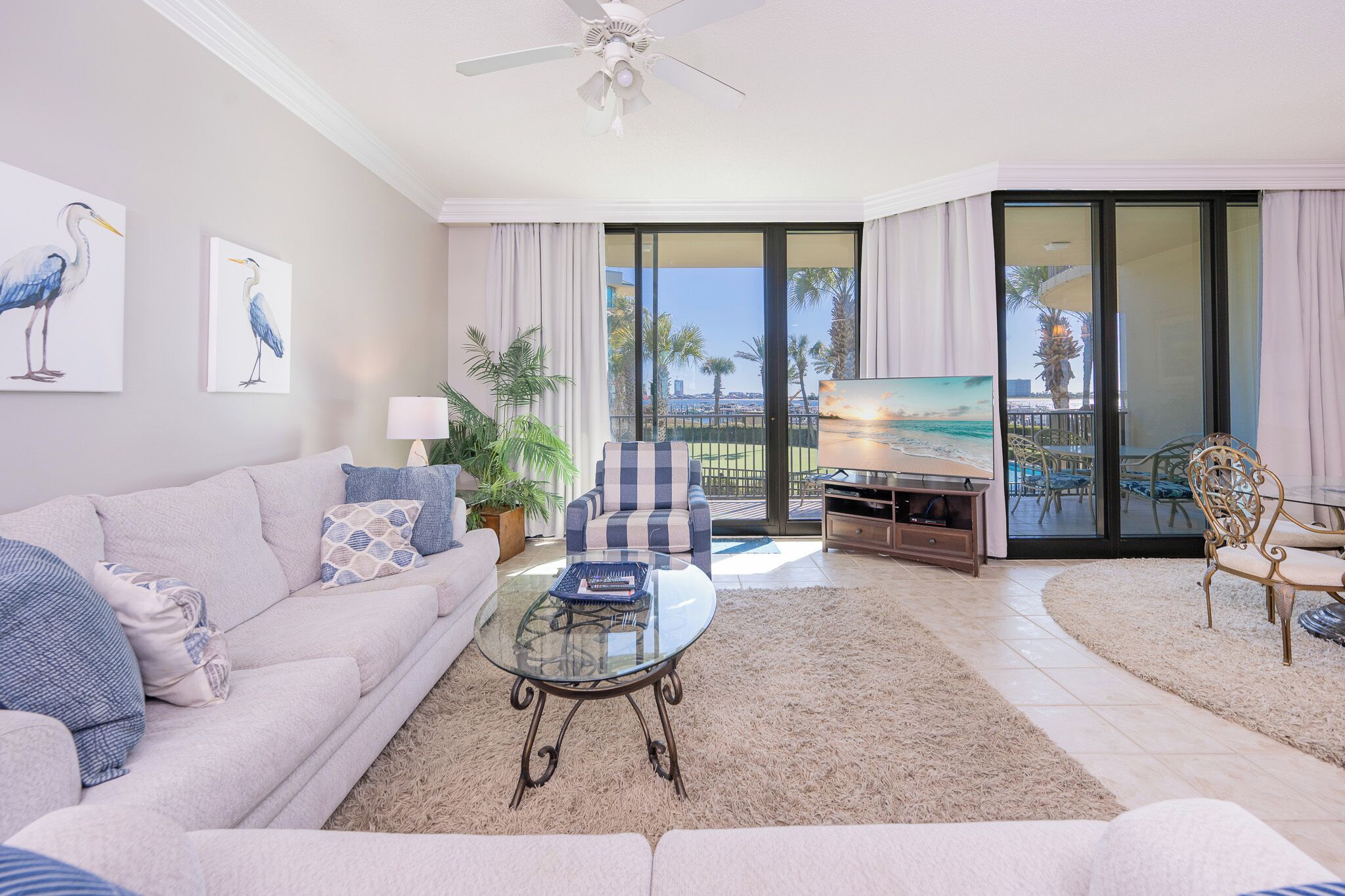 Una televisión, un reproductor estéreo