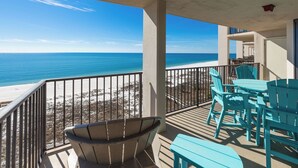 Ein Balkon mit Blick auf den Strand und das Meer.