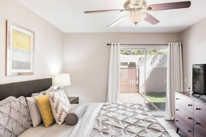 2 bedrooms, iron/ironing board, free WiFi, bed sheets - Architect-Designed Retreat with a BBQ Patio and Pool (Mesa)