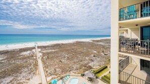 Un hôtel situé en bord de mer, doté d’une piscine, d’un espace extérieur aménagé et offrant une vue sur la plage et l’océan.