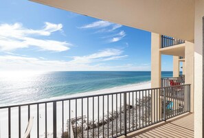 Un balcón con vista a la playa y al océano.