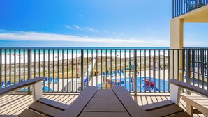 Un balcón con vistas a la playa y a la piscina.