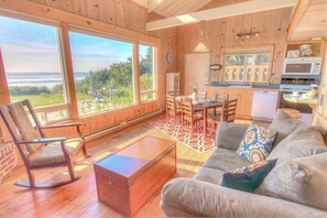 TV, DVD player - Ocean Front Cottage On Miles Of Sandy Beach Near Yachats! (Yachats)