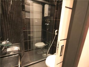 Appartement Standard, 1 chambre | Salle de bain | Douche, serviettes fournies