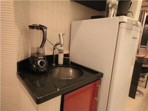 Standard Apartment, 1 Bedroom | Private kitchenette | Fridge, microwave, coffee/tea maker - GoHouse Junior 416 (Rio de Janeiro)