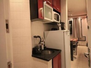 Apartamento standard, 1 quarto | Cozinha americana privada | Geladeira, micro-ondas, cafeteira/chaleira
