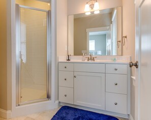 Bruser, hårtørrer, håndklæder, Toiletpapir