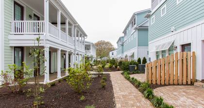 Updated 2BR townhouse, 5-min walk to beach, pet-friendly, WiFi.