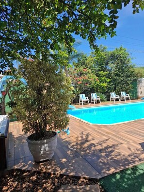 Outdoor pool, pool umbrellas, pool loungers - Pousada Villa Virgínia (Guarujá)