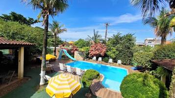 Piscina externa, guarda-sóis, espreguiçadeiras