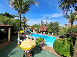 Outdoor pool, pool umbrellas, pool loungers - Pousada Villa Virgínia (Guarujá)