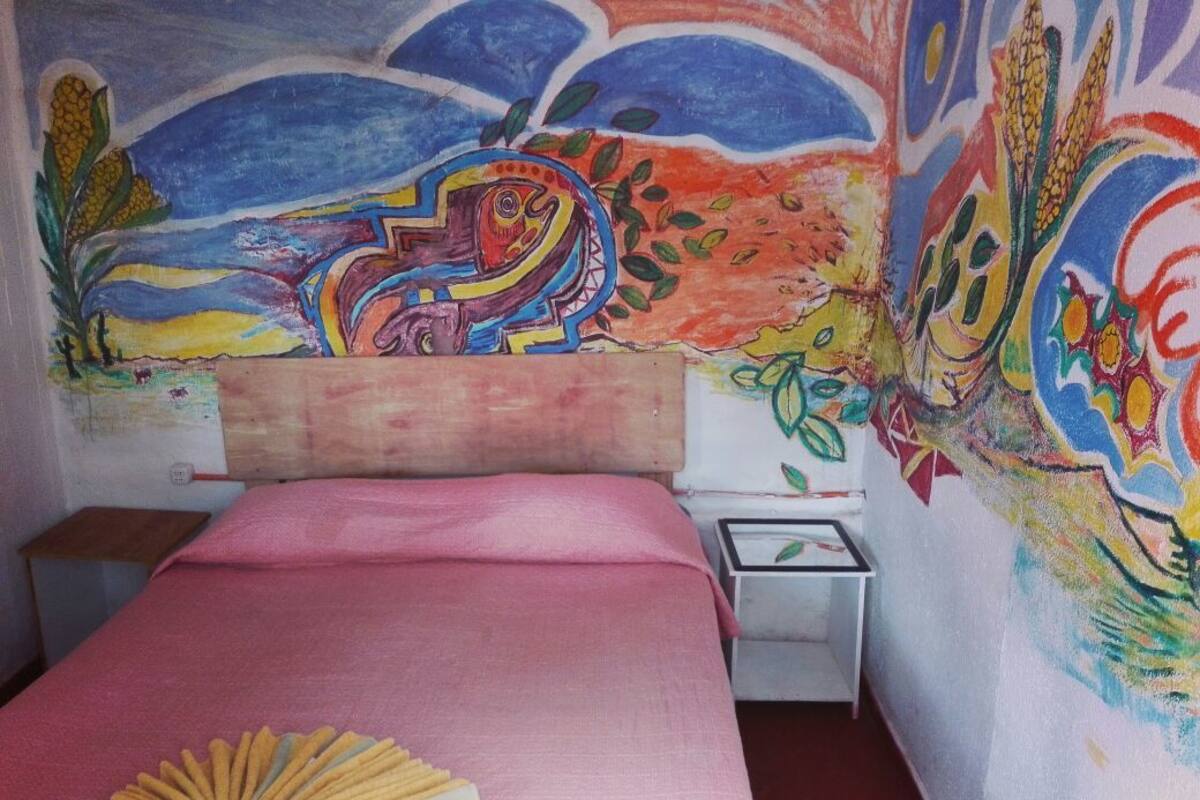 Chambre Double, 1 lit double, salle de bains commune