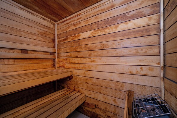 Una sauna con paredes y bancos de madera.