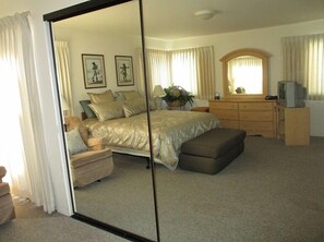 3 bedrooms, iron/ironing board, free WiFi - Ocean front, 3 bedroom penthouse. (San Diego)