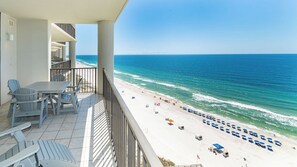 Un balcon avec vue sur la plage et l’océan.