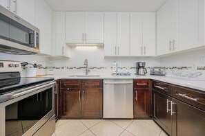 Refrigerador, microondas, horno y lavavajillas 