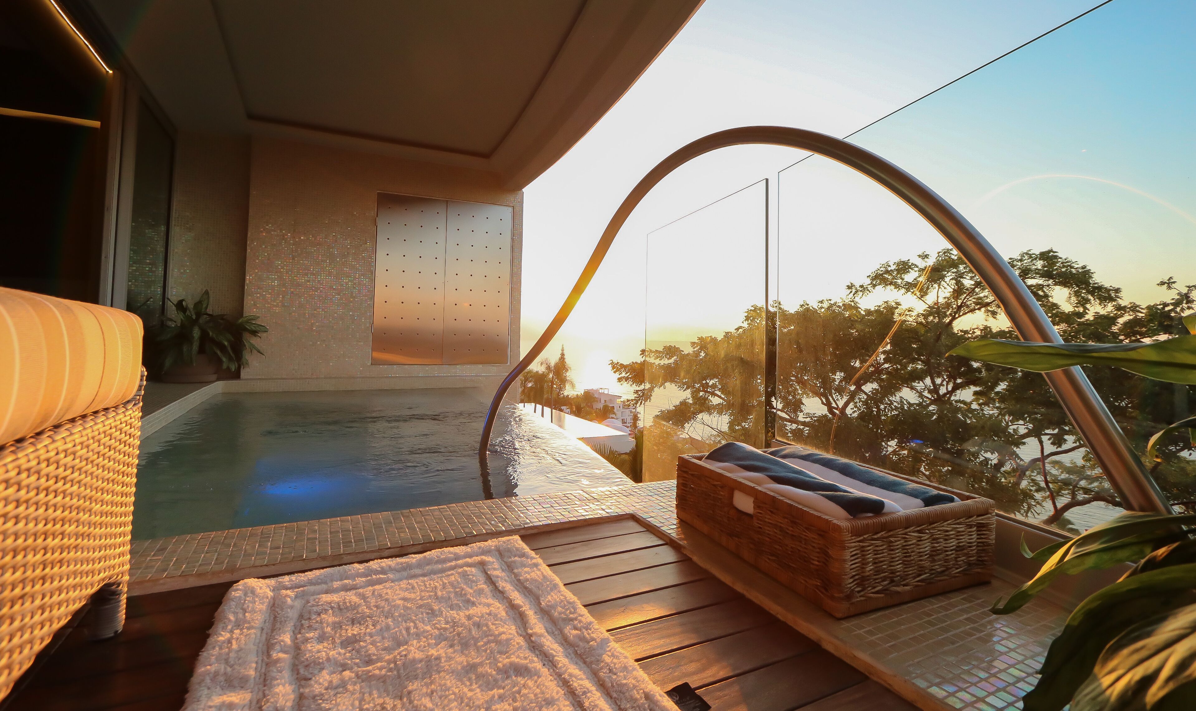 Een binnenzwembad, een buitenzwembad