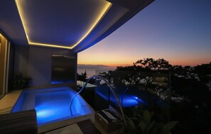 Tina de hidromasaje al aire libre