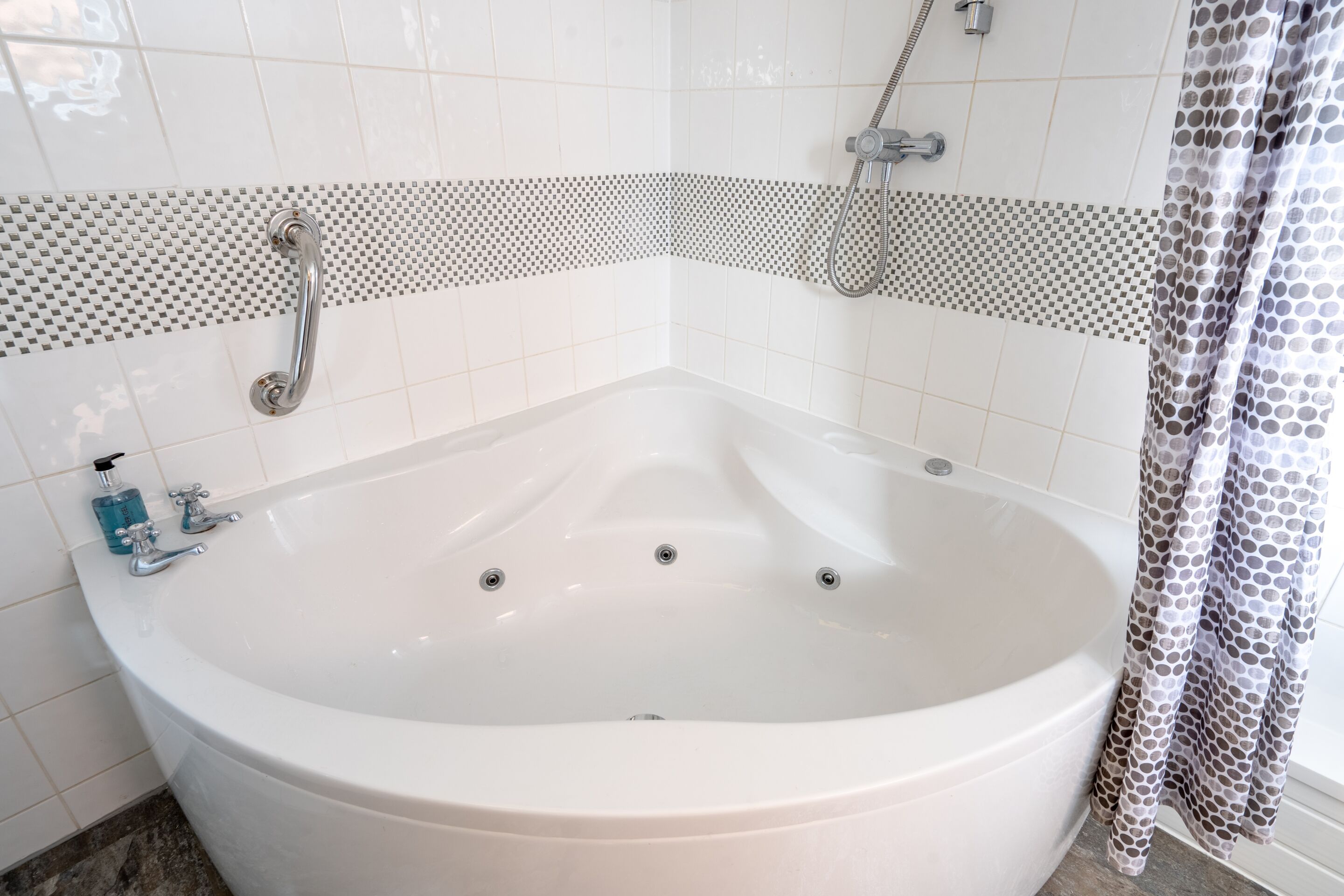 deluxe double room, ensuite | bathroom | shower, free toiletries, hair dryer, towels