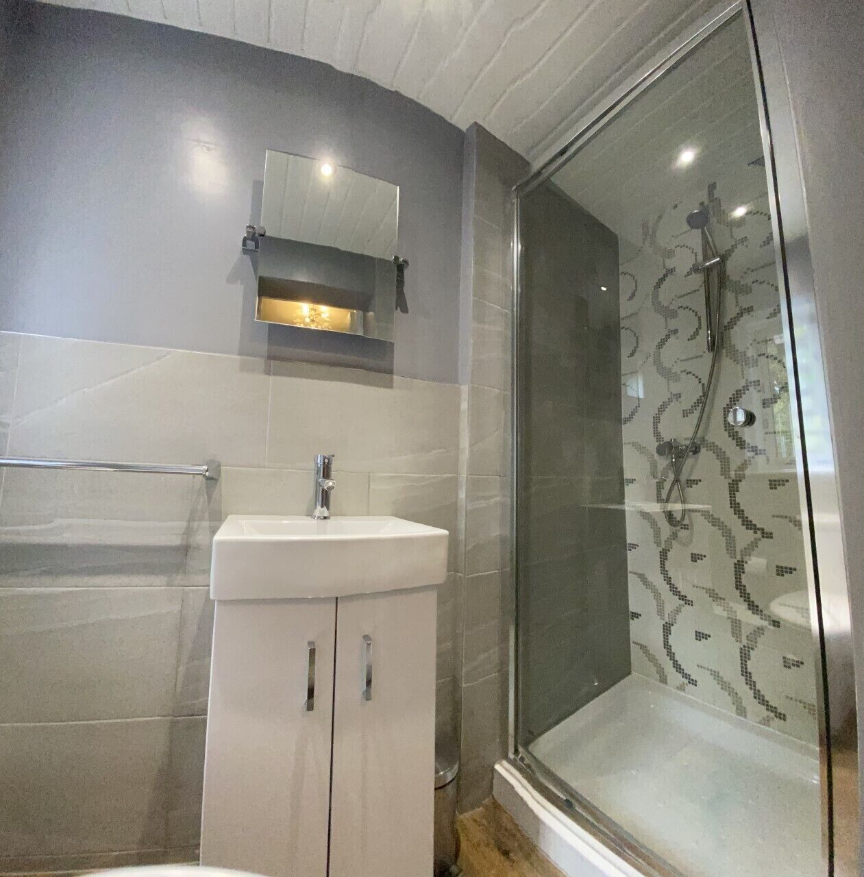 basic double room, ensuite | 1 bedroom, iron/ironing board, free wifi, bed sheets