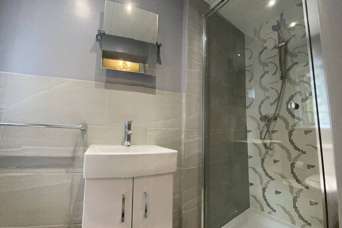 basic double room, ensuite | 1 bedroom, iron/ironing board, free wifi, bed sheets