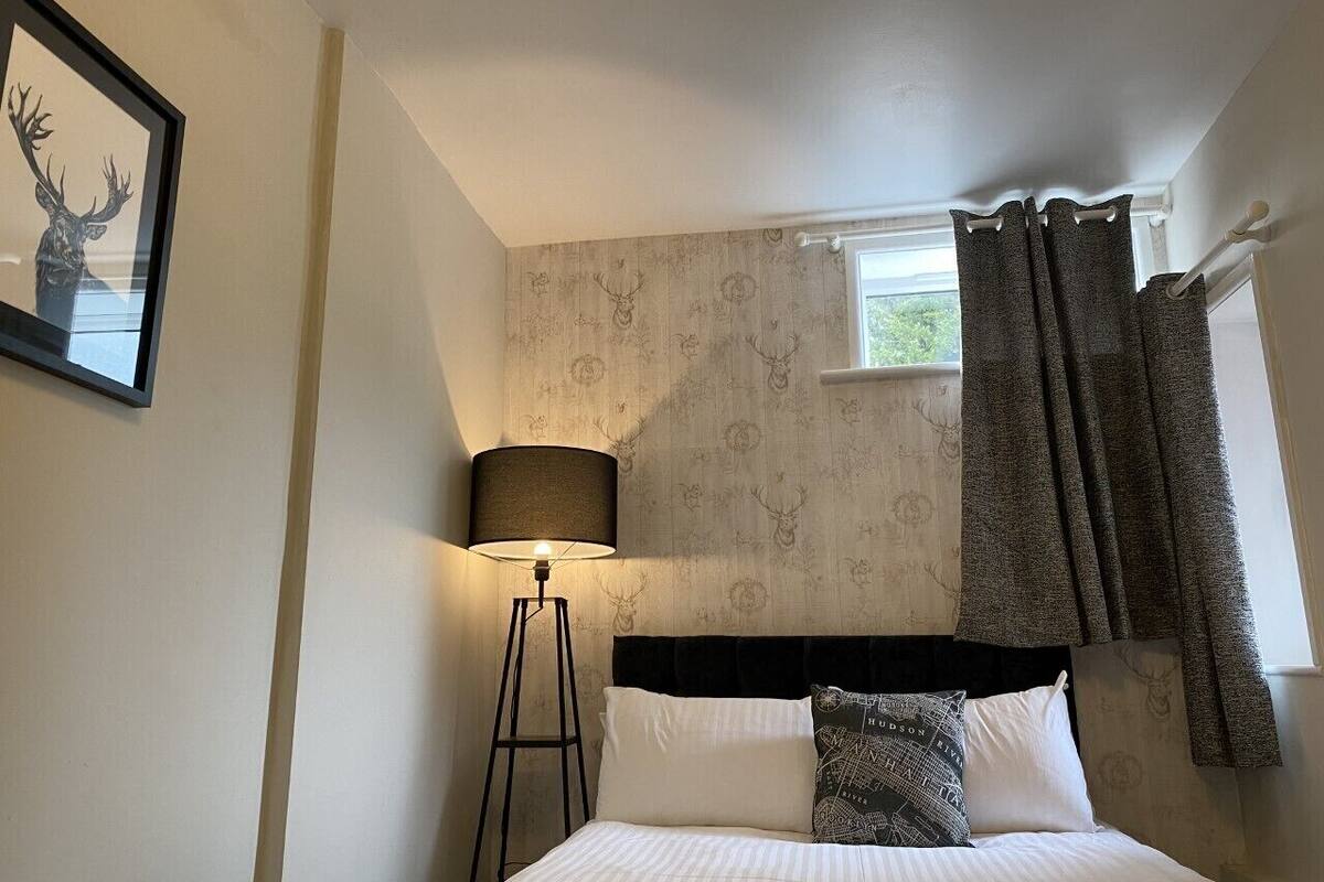 basic double room, ensuite | 1 bedroom, iron/ironing board, free wifi, bed sheets