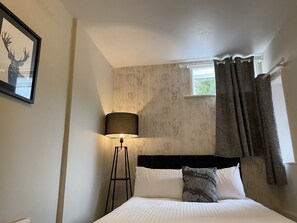 베이직 더블룸, 앙스위트 | 다리미/다리미판, 무료 WiFi, 침대 시트