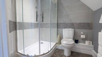 Superior Double Room, Ensuite | Bathroom | Shower, free toiletries, hair dryer, towels