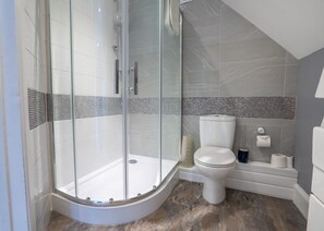 Superior Double Room, Ensuite | Bathroom | Shower, free toiletries, hair dryer, towels - Ormonde House Hotel (Lyndhurst)
